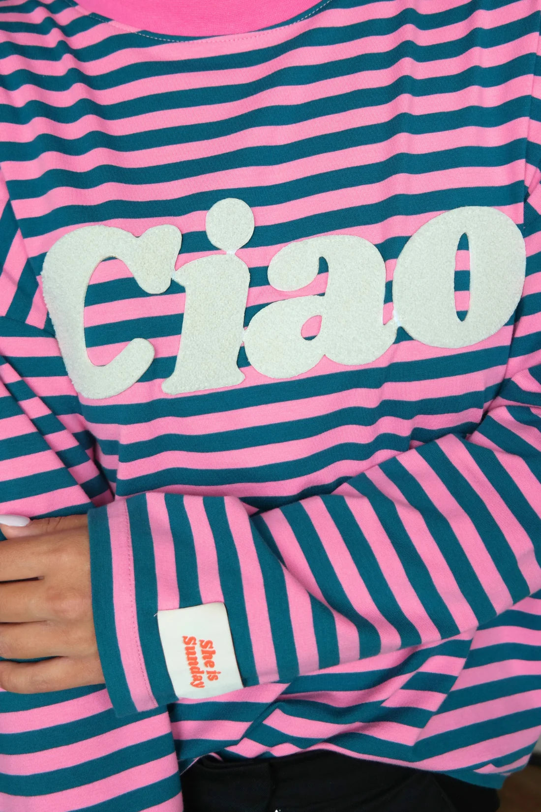 Longsleeve damski różowo-turkusowy z nadrukiem "Ciao" - She Is Sunday