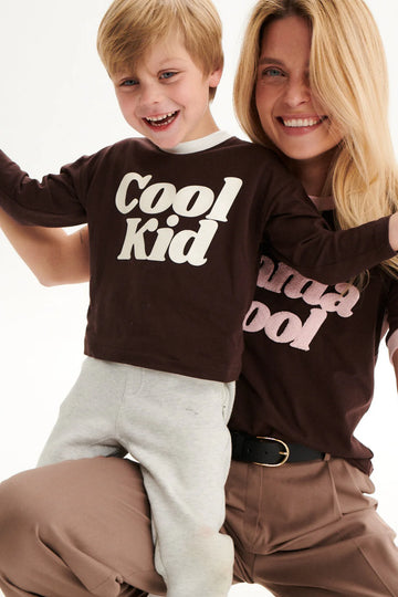 Longsleeve dziecięcy brązowy z nadrukiem "Cool Kid" - She Is Sunday