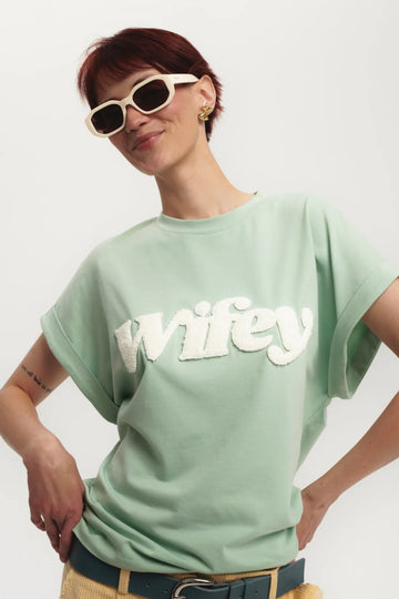 T-shirt damski zielony z nadrukiem "Wifey" - She Is Sunday