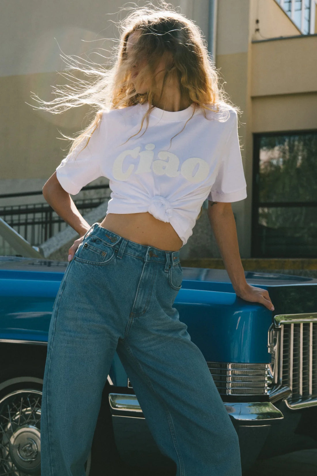 T-shirt biały z wyhaftowanym napisem "Ciao" - She Is Sunday