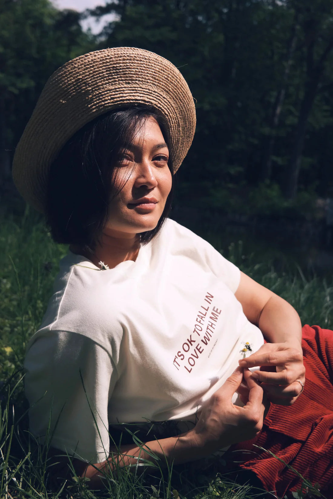 T-shirt damski śmietankowy z nadrukiem "It's Okay to Fall In Love with Me" - She Is Sunday