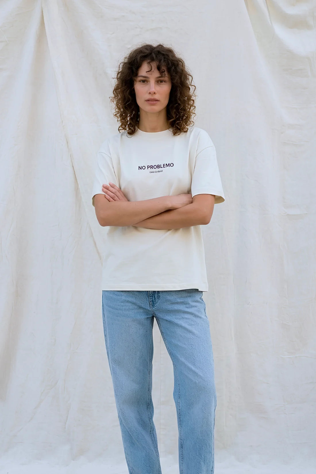T-shirt damski śmietankowy z nadrukiem "No problemo" - She Is Sunday