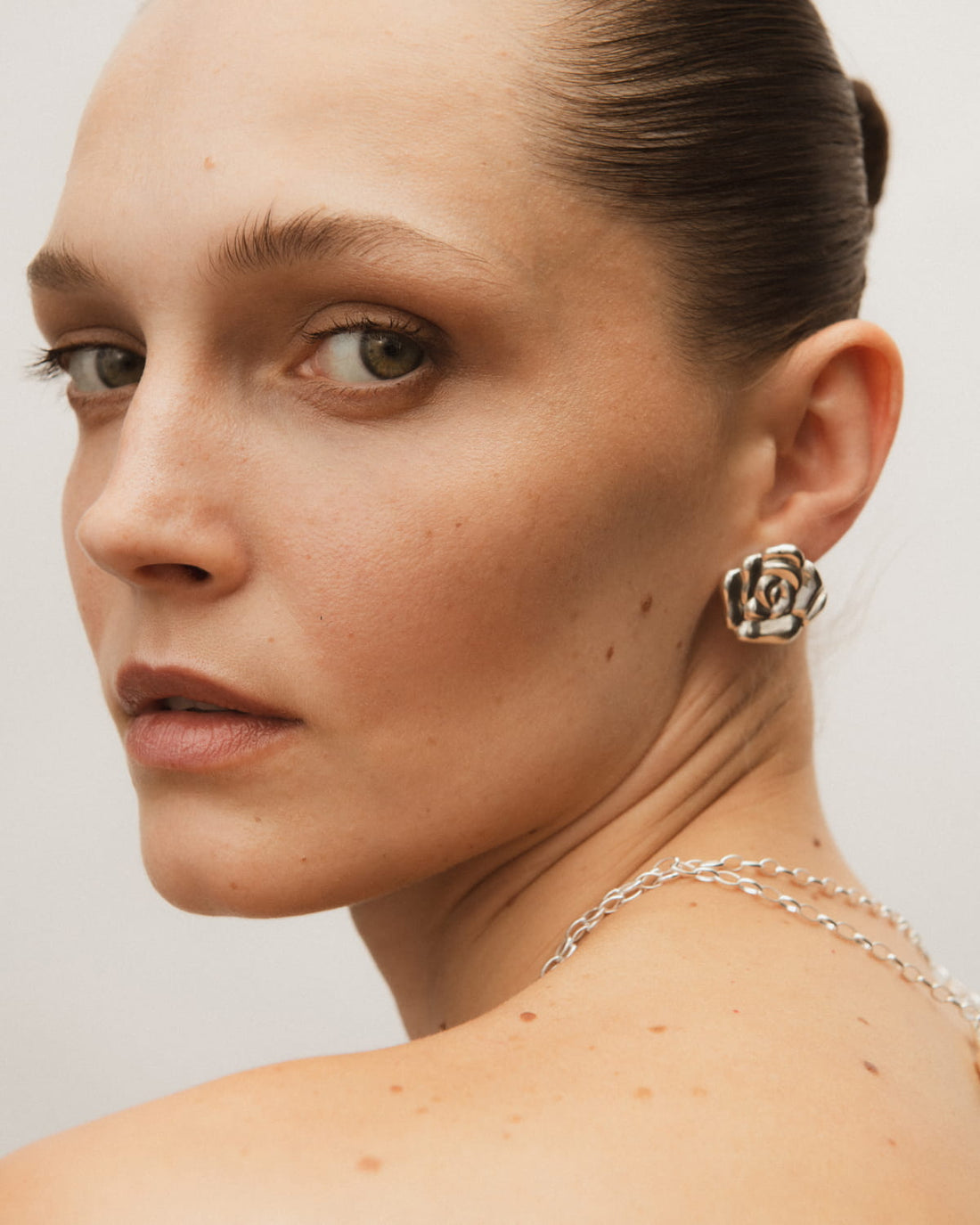 Kolczyki srebrne w kształcie kwiatu gardenii Gardenia Earrings Silver - Maar