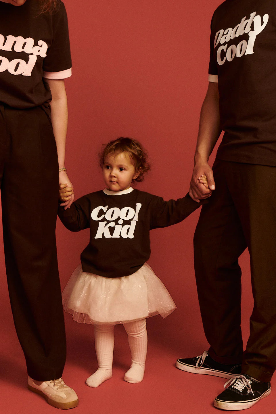 Longsleeve dziecięcy brązowy z nadrukiem "Cool Kid" - She Is Sunday