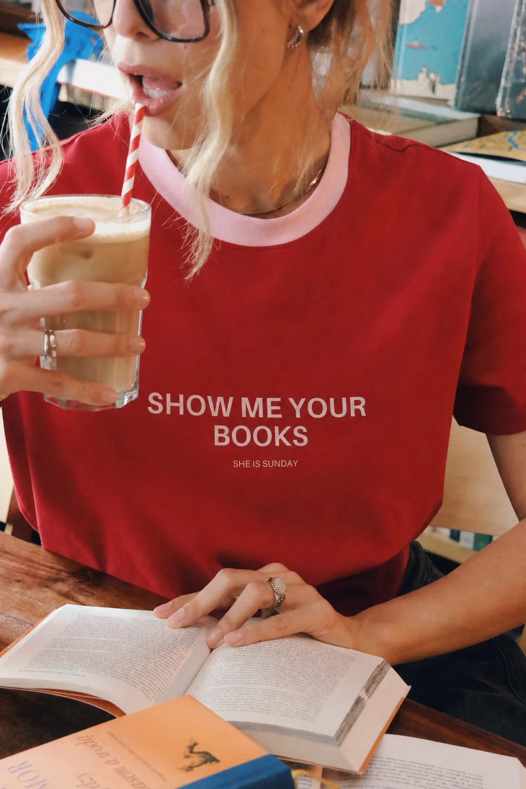T-Shirt damski czerwony z nadrukiem "Show Me Your Books" - She Is Sunday