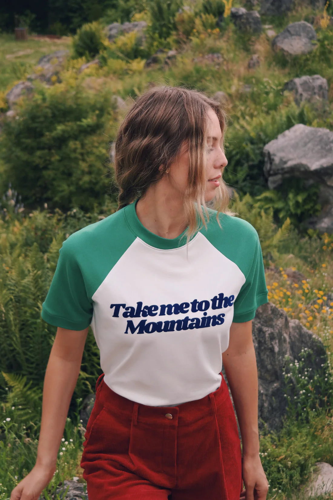 T-shirt damski kolorowy z nadrukiem "Take me to the mountains" - She Is Sunday