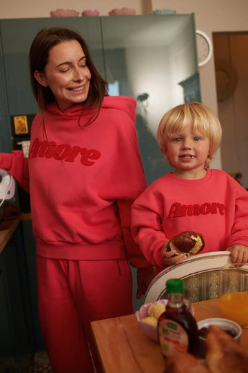 Bluza dziecięca różowa z napisem "Amore" - She Is Sunday