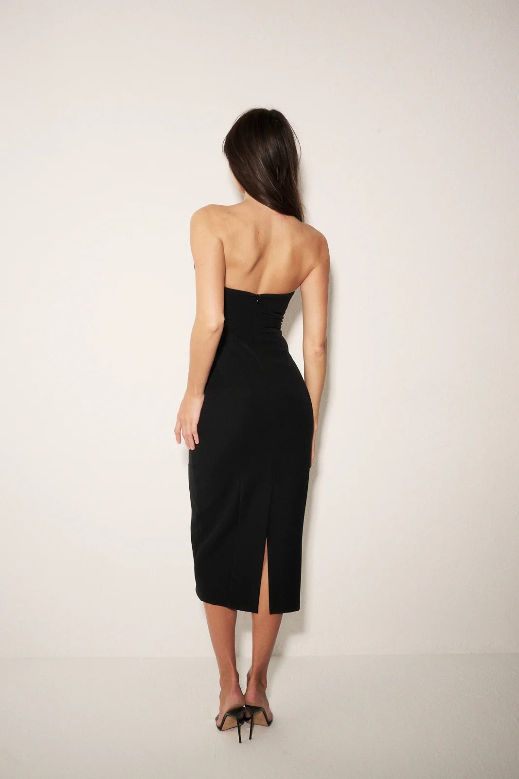 Armande Noir - Elegancka sukienka midi typu bandeau w kolorze czarnym - Le Prive