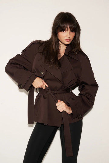 Peggy Jacket Marron - Krótki Trencz w głębokim, ciemnobrązowym odcieniu - Le Prive