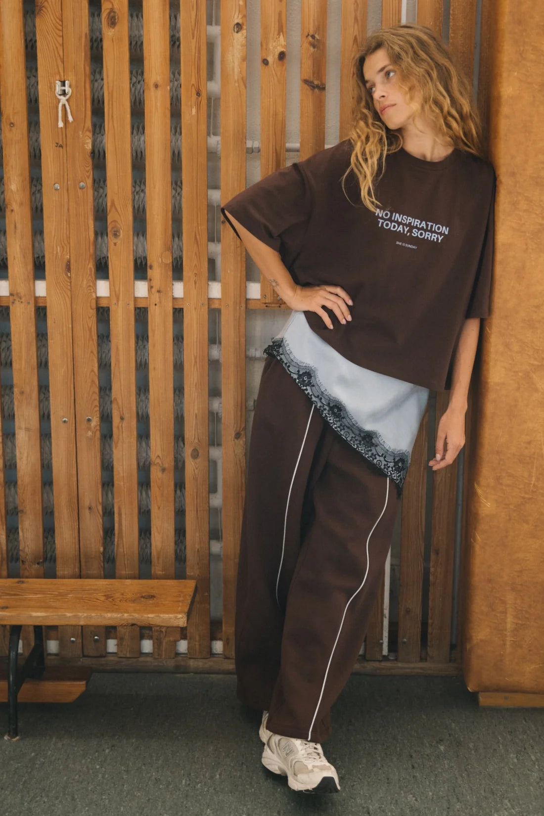 T-shirt damski boxy brązowy "out off inspo" - She Is Sunday