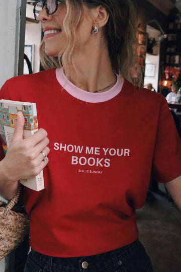 T-Shirt damski czerwony z nadrukiem "Show Me Your Books" - She Is Sunday