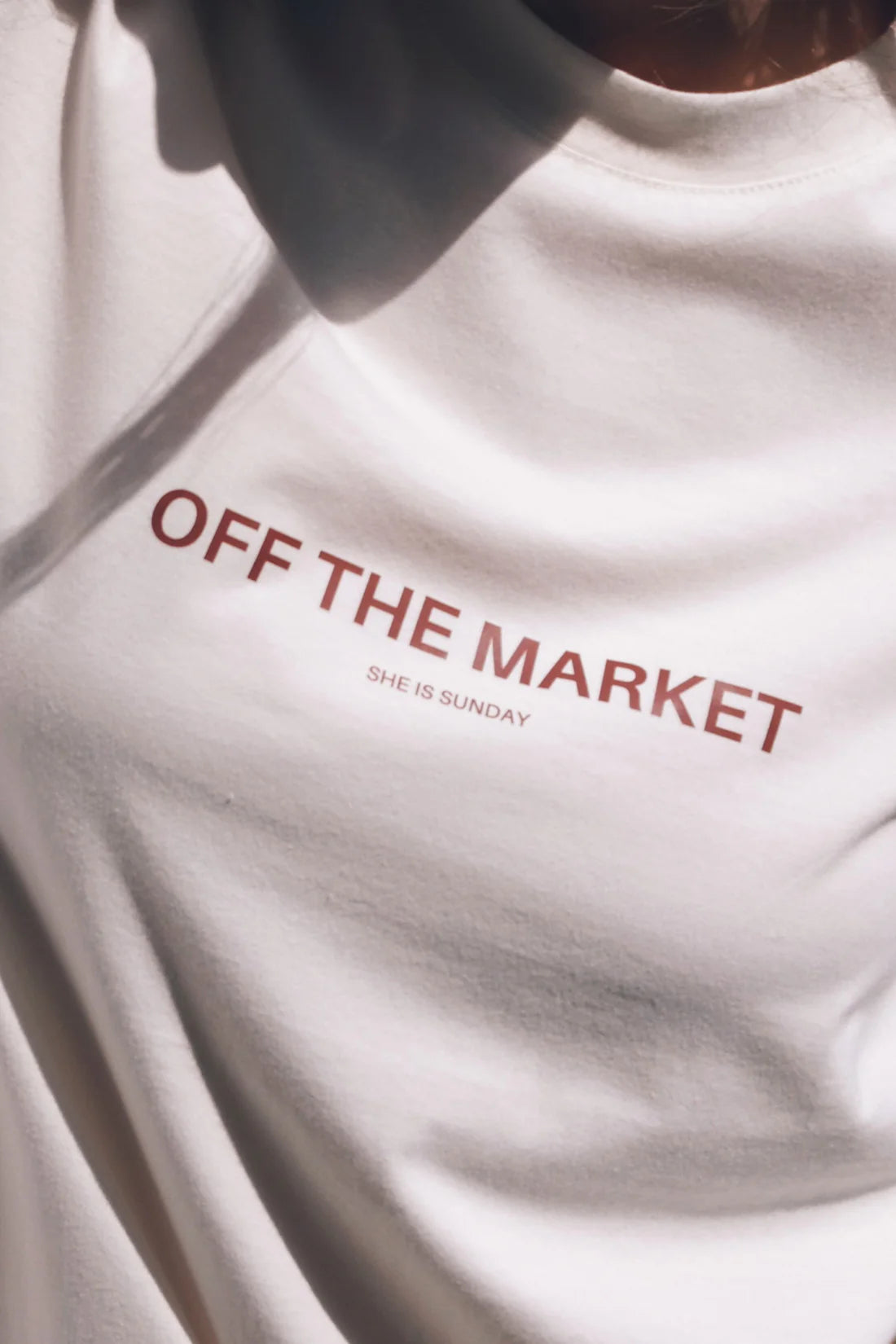 T-shirt damski śmietankowy z nadrukiem "Off The Market" - She Is Sunday