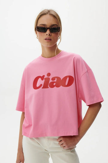 T-shirt damski różowy boxy z nadrukiem "Ciao" - She Is Sunday