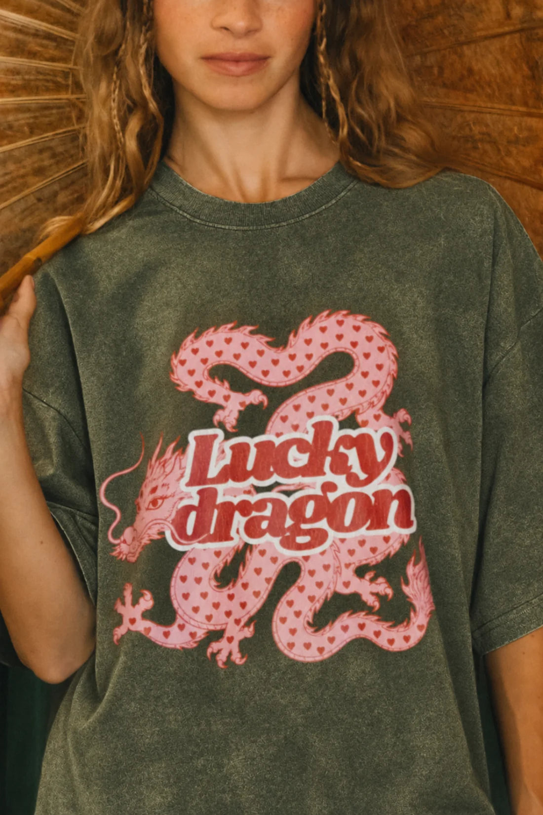 T-shirt damski zielony melange z nadrukiem "Lucky Dragon" - She Is Sunday