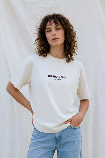 T-shirt damski śmietankowy z nadrukiem "No problemo" - She Is Sunday