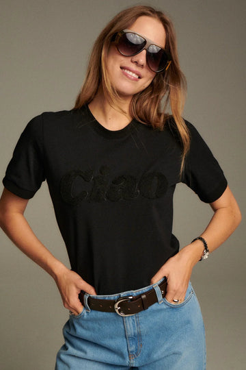 T-shirt damski czarny z haftem "Ciao" Chenille - She Is Sunday