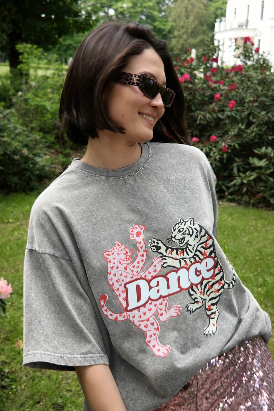 T-shirt damski szary z kolorowym nadrukiem "Kitty Dance" - She Is Sunday