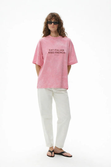 T-shirt damski różowy z nadrukiem „Eat Italian, Kiss French” – She Is Sunday