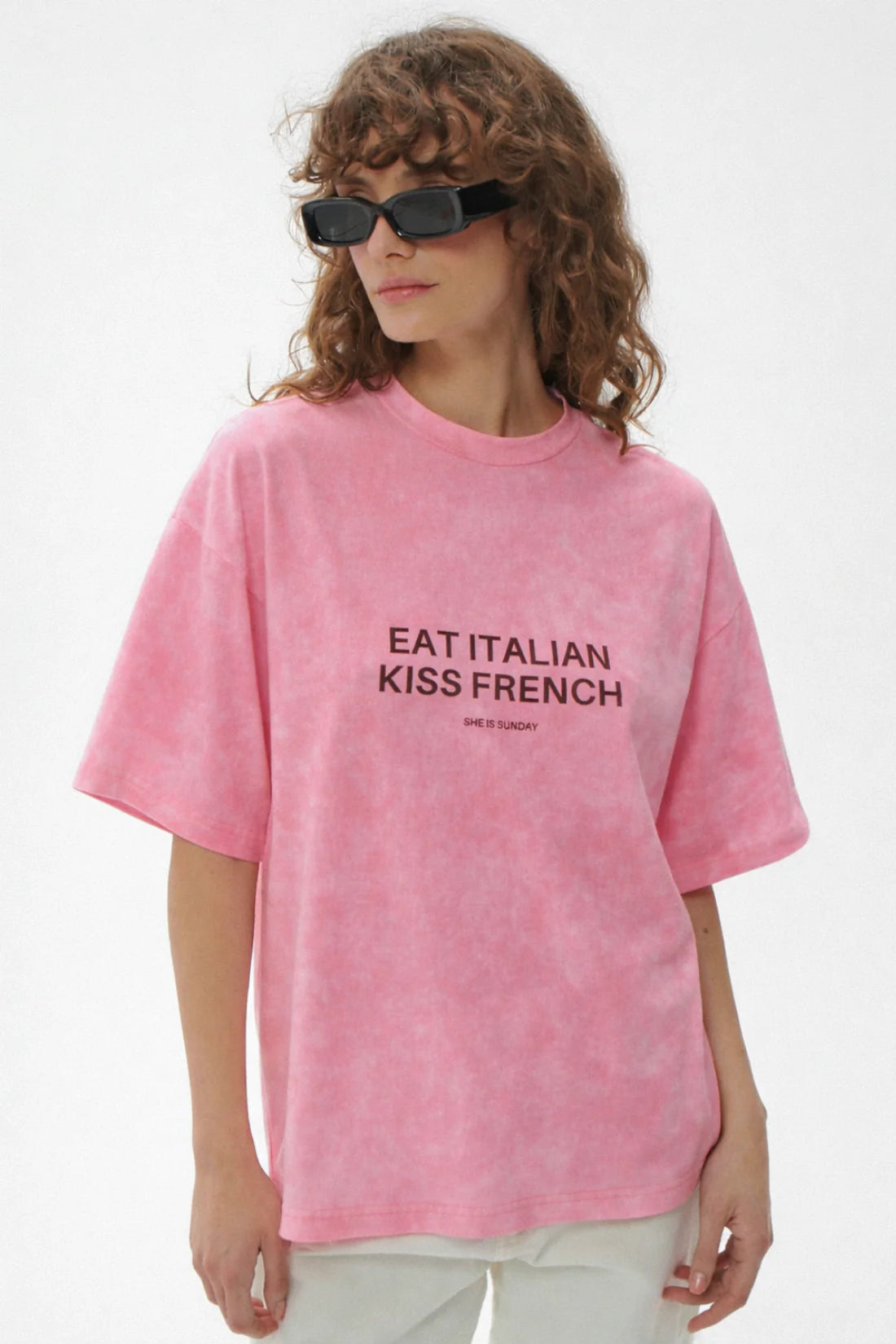 T-shirt damski różowy z nadrukiem „Eat Italian, Kiss French” – She Is Sunday