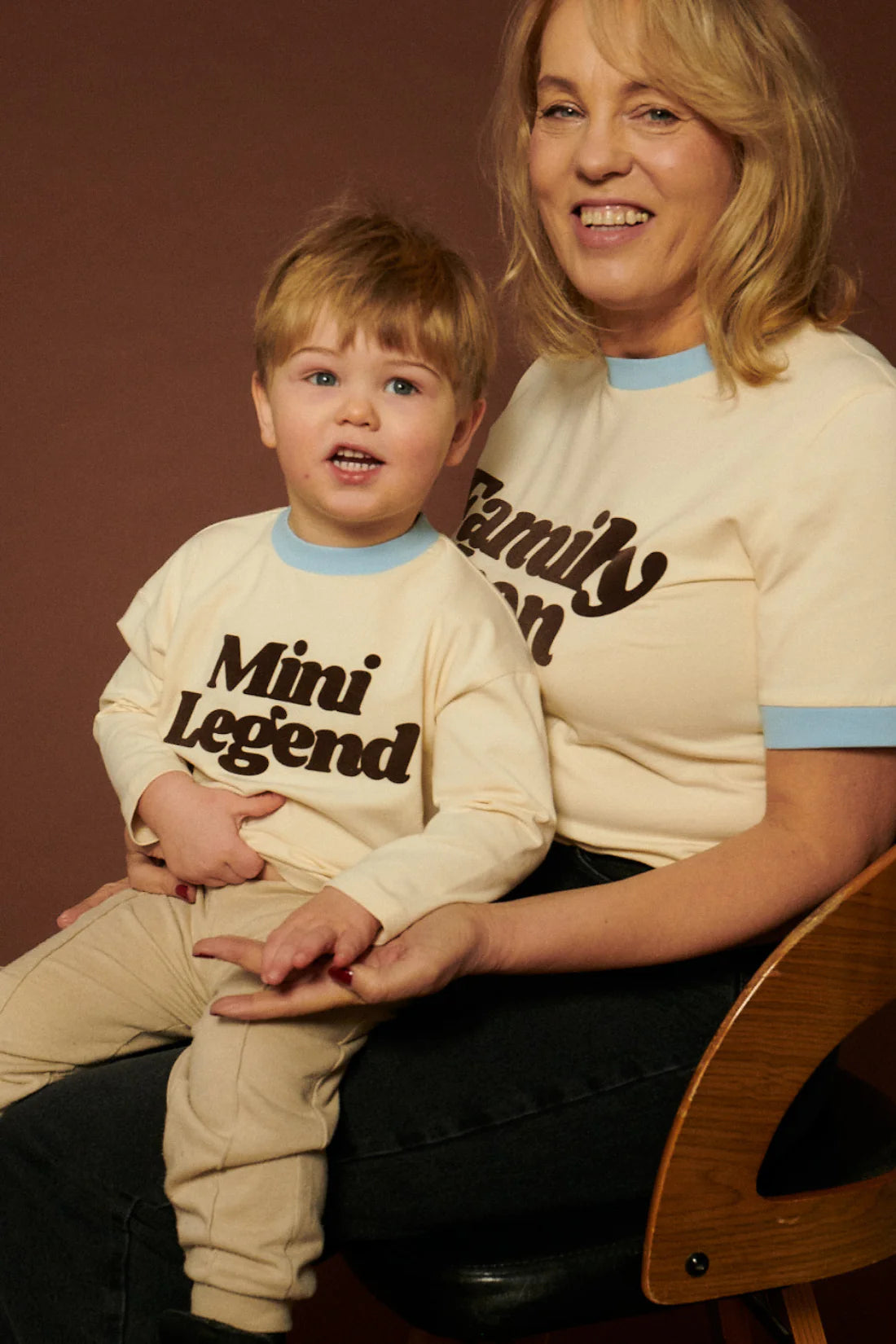 Longsleeve dziecięcy beżowy z nadrukiem "Mini Legend" - She Is Sunday