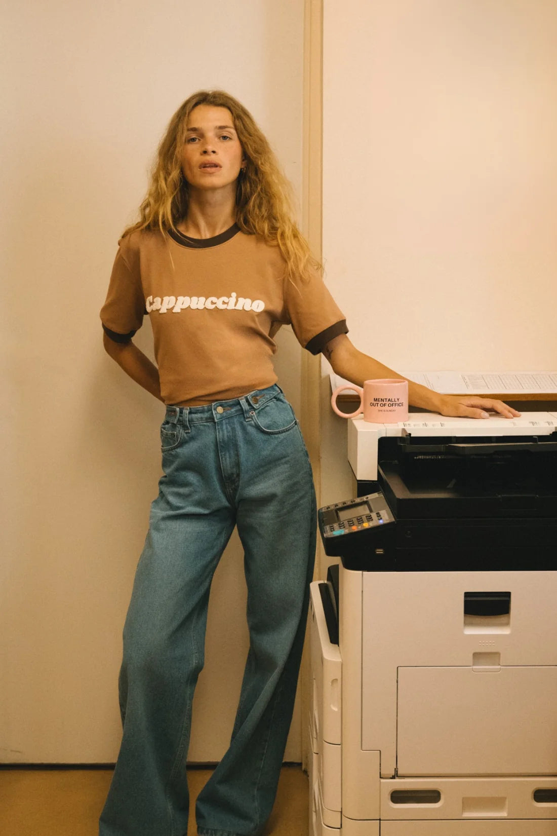 T-shirt damski beżowy z napisem "Cappuccino" - She Is Sunday