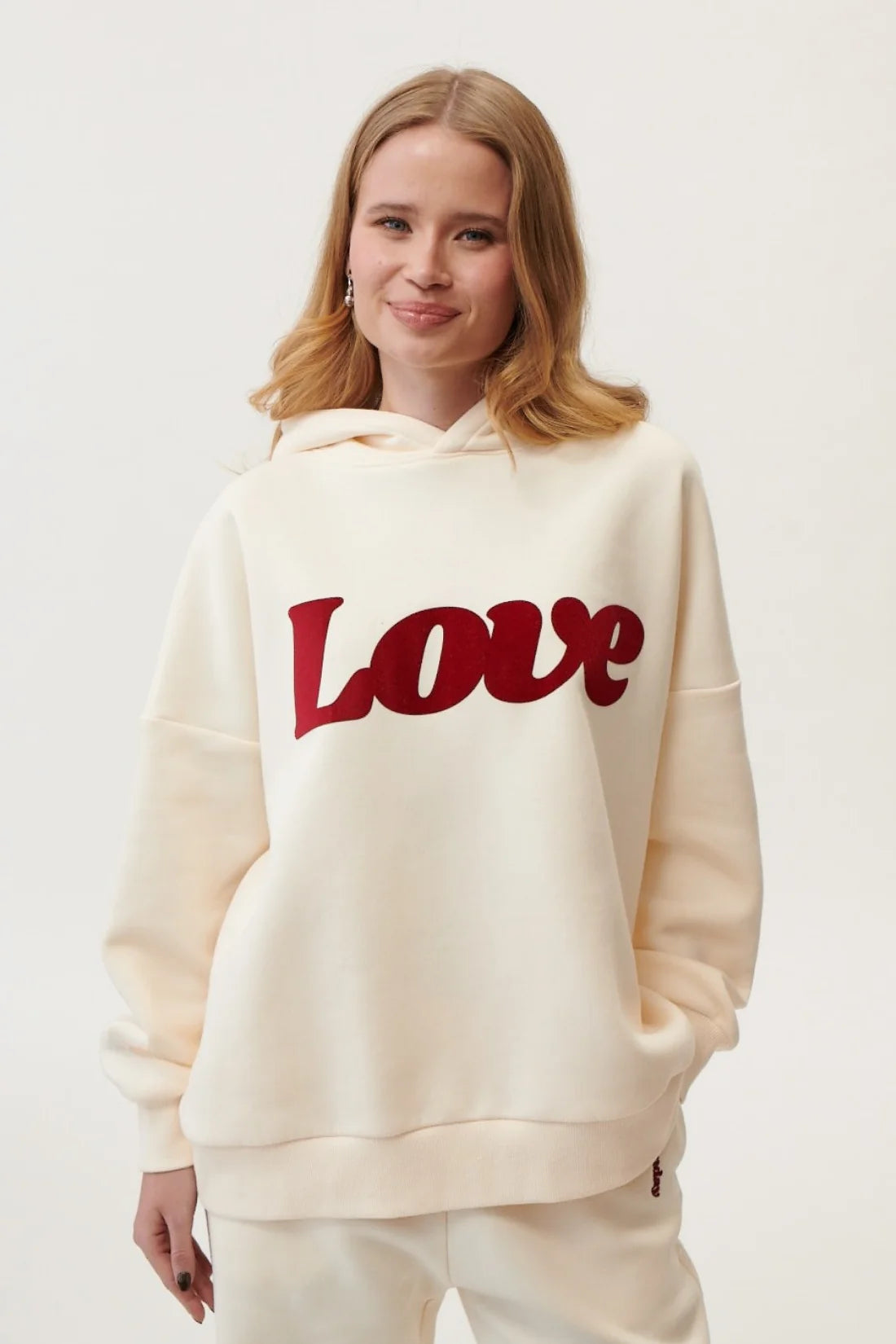 Bluza damska w kremowym kolorze z napisem "Love" – She Is Sunday