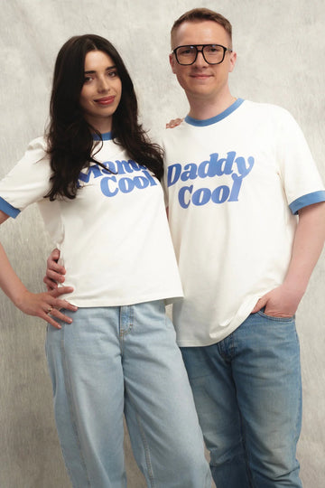 T-shirt męski biały z niebieskim nadrukiem „Daddy Cool” – She Is Sunday