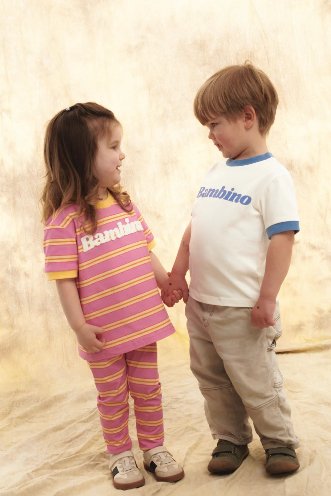T-shirt dziecięcy biały z niebieskim napisem "Bambino" - She Is Sunday