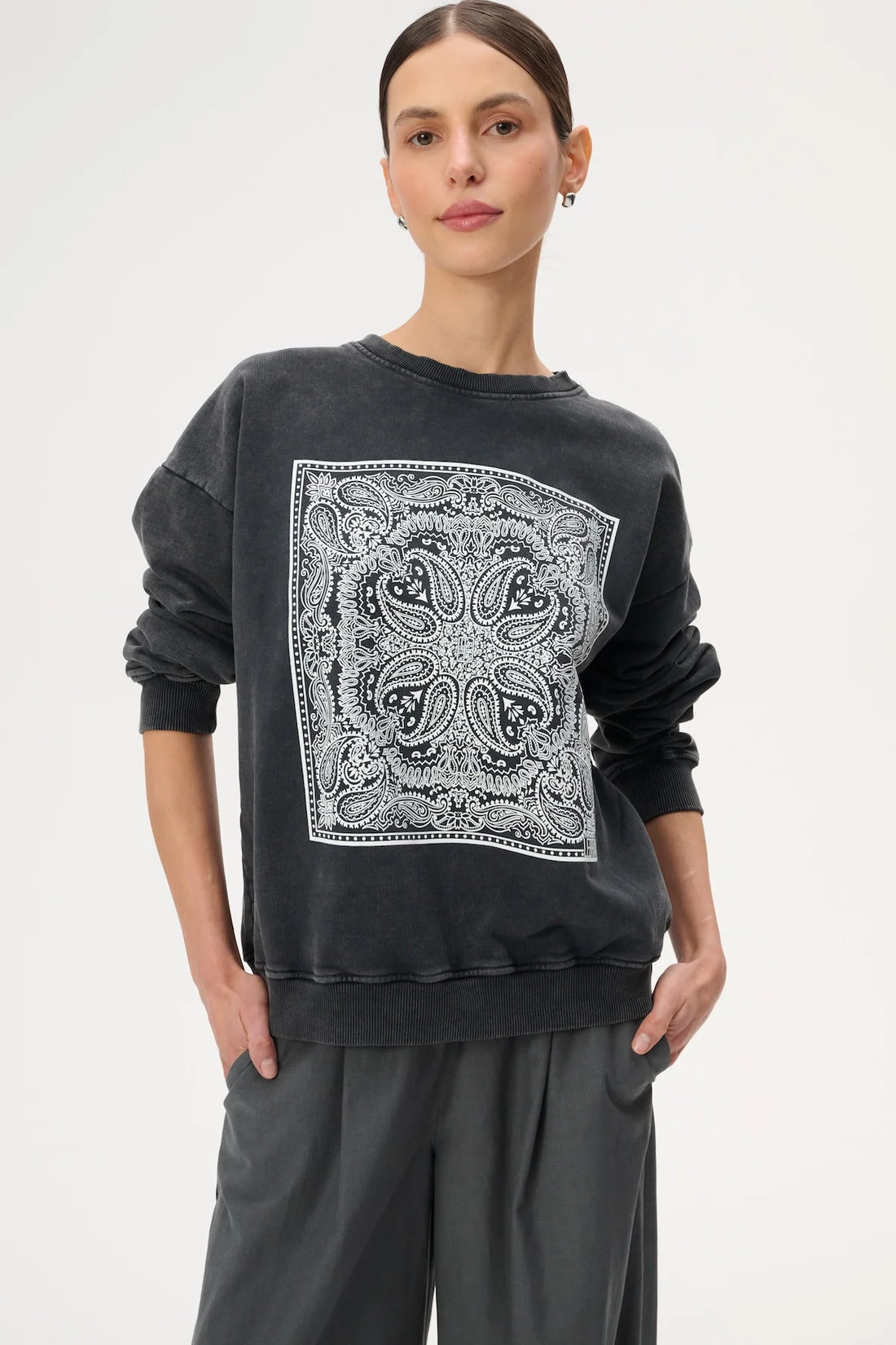 Bluza Lebrand grafitowa z nadrukiem bandany - Bailey