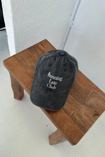 Czapka z daszkiem grafitowa z napisem "Running Late Club" - WHYSOSERIOUS
