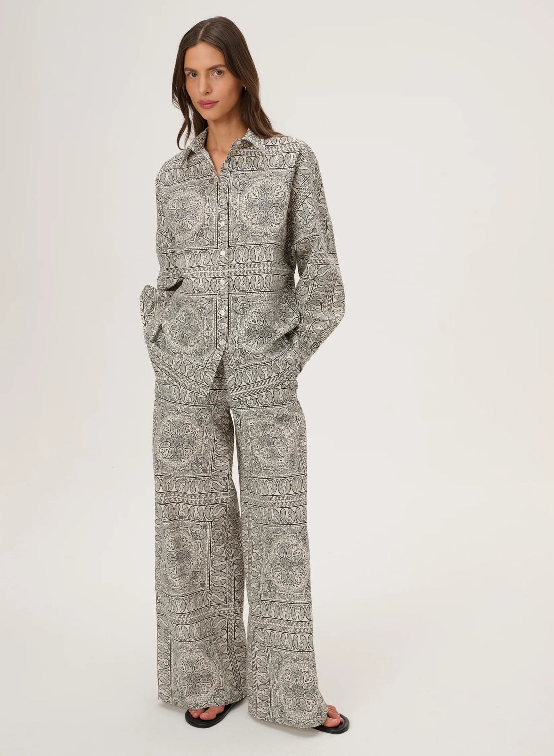 Spodnie z bawełny w print bandany w kolorze ecru – Flore - LEBRAND