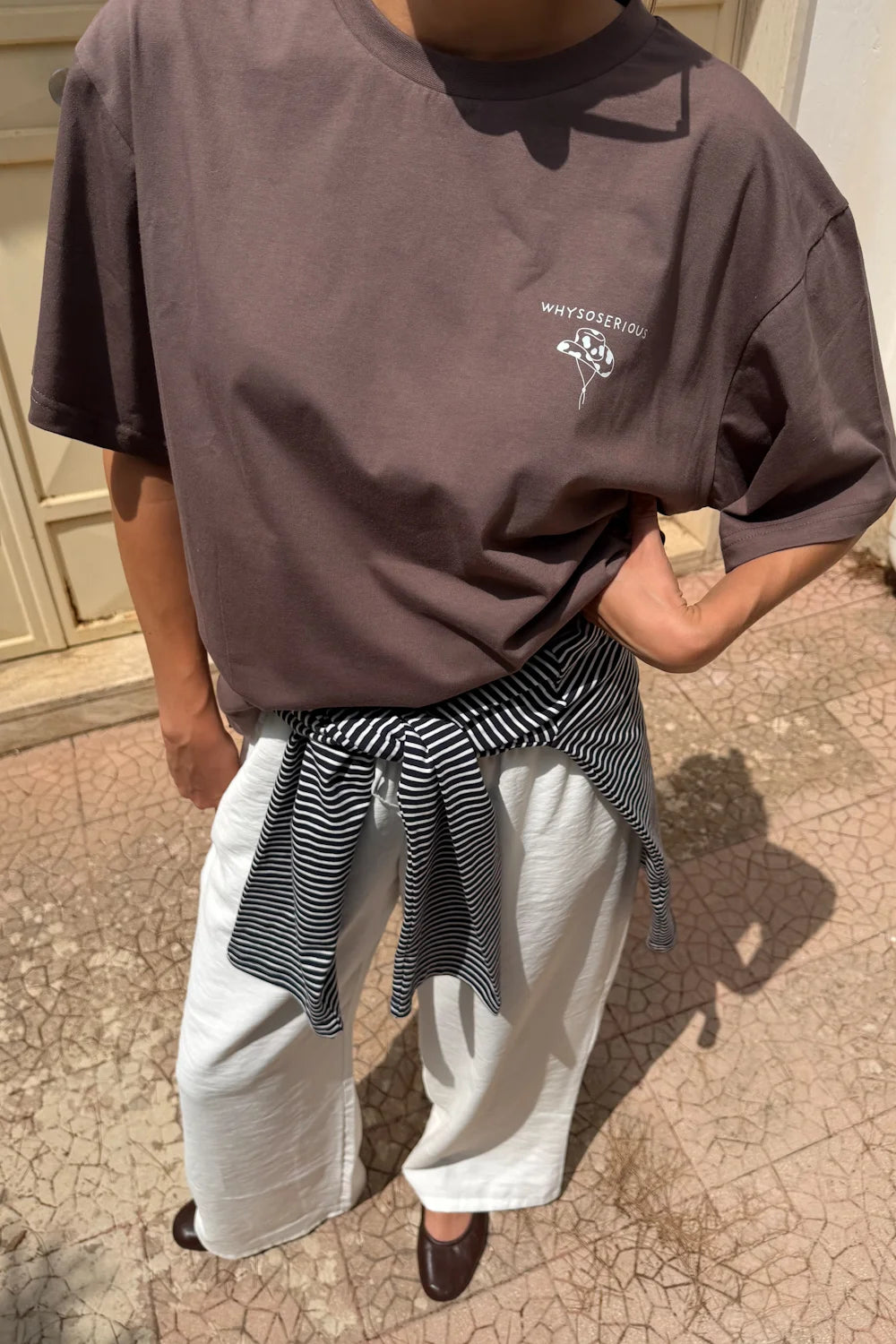 T-shirt brązowy oversize z nadrukiem "Howdy" - WHYSOSERIOUS