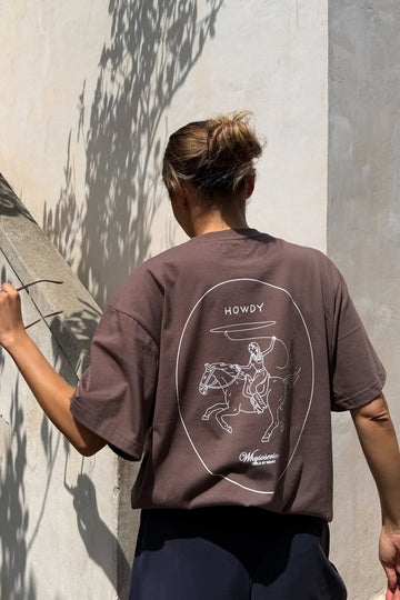 T-shirt brązowy oversize z nadrukiem "Howdy" - WHYSOSERIOUS