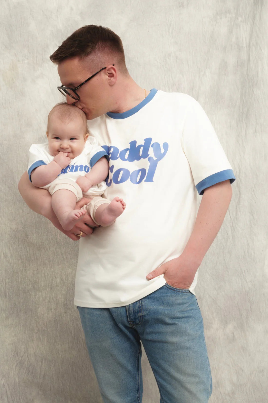 T-shirt męski biały z niebieskim nadrukiem „Daddy Cool” – She Is Sunday