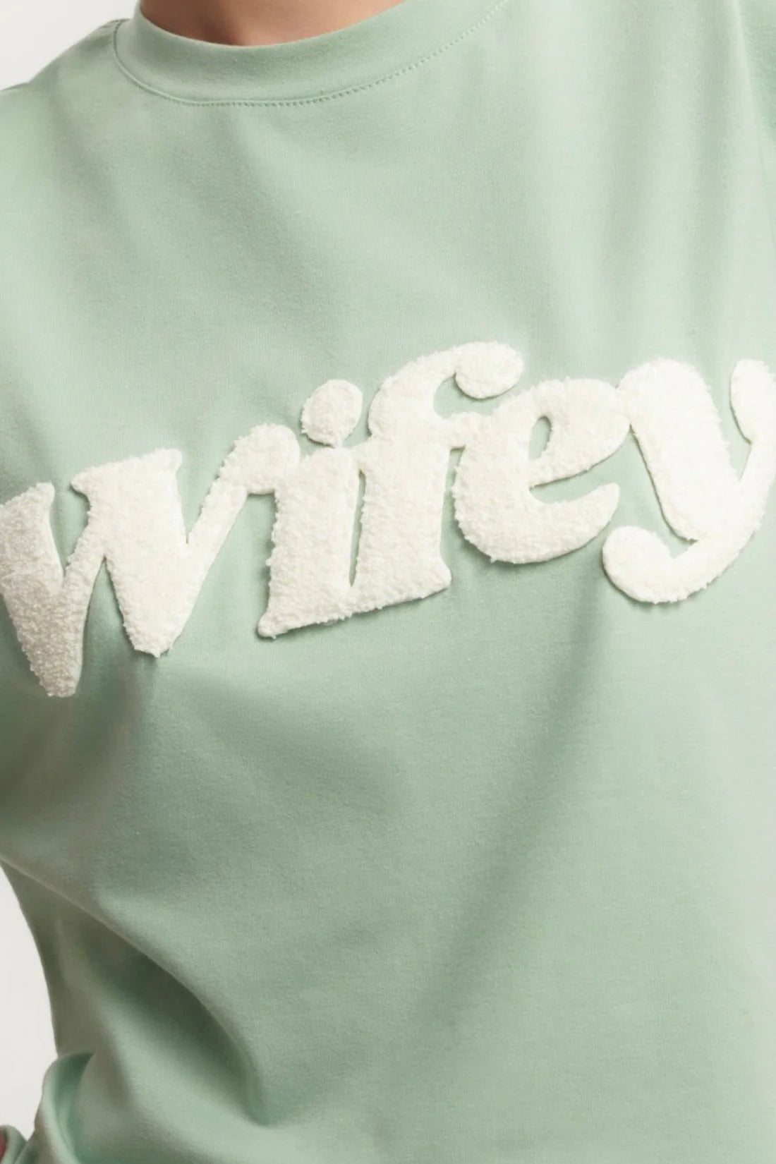 T-shirt damski zielony z nadrukiem "Wifey" - She Is Sunday