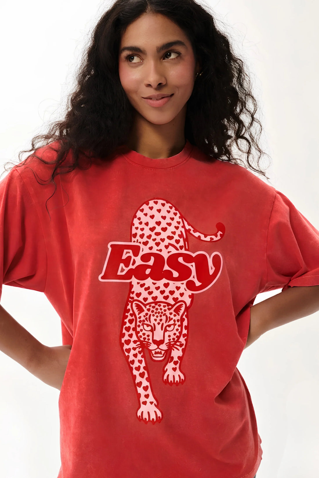 T-Shirt damski czerwony z nadrukiem lamparta i napisem "Easy" Vintage - She Is Sunday
