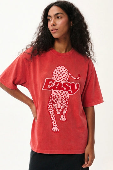 T-Shirt damski czerwony z nadrukiem lamparta i napisem "Easy" Vintage - She Is Sunday