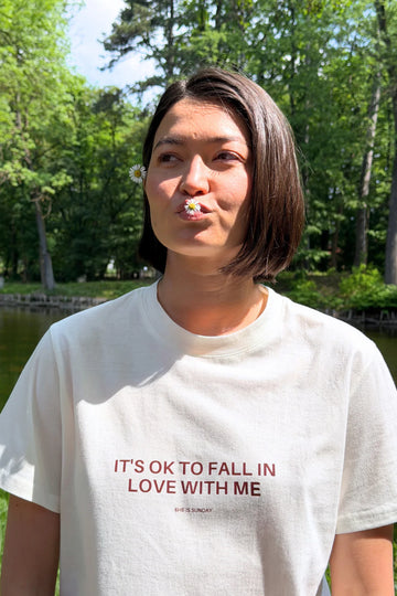 T-shirt damski śmietankowy z nadrukiem "It's Okay to Fall In Love with Me" - She Is Sunday