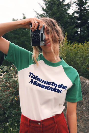 T-shirt damski kolorowy z nadrukiem "Take me to the mountains" - She Is Sunday