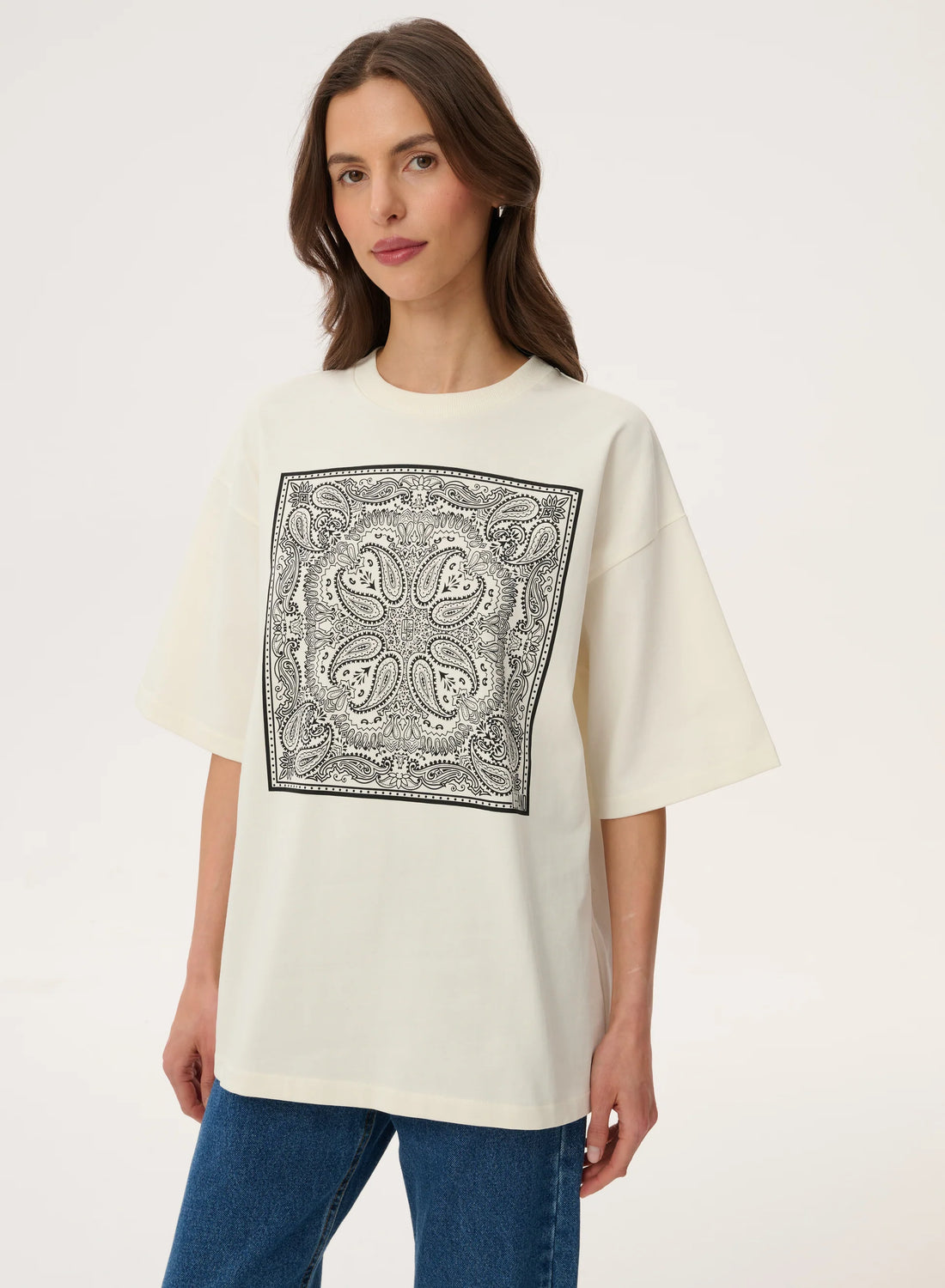 T-shirt Weston Ecru LeBrand oversize T-shirt z nadrukiem bandany