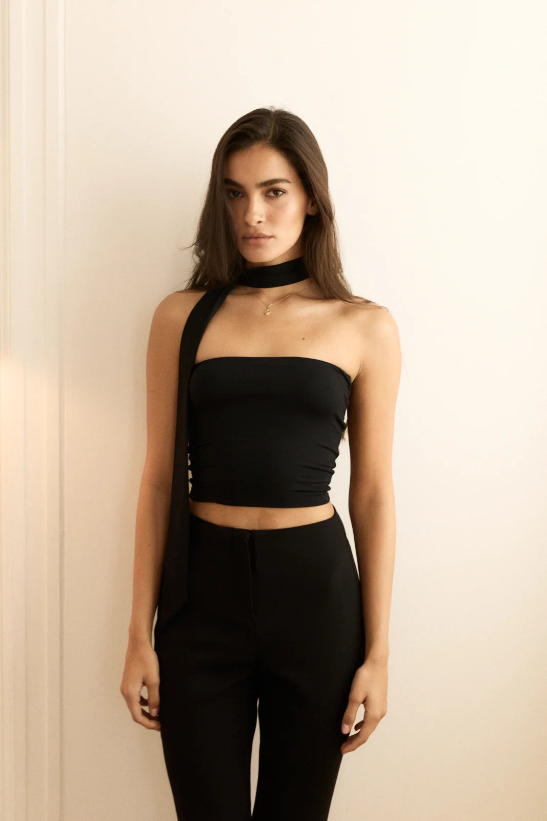 Top damski czarny fason opaski Zaha Bandeau - Le Prive