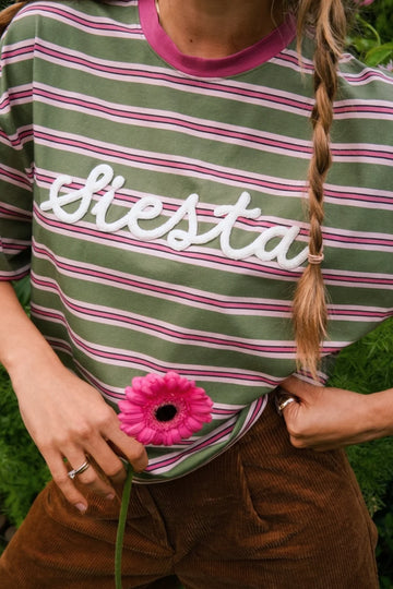 T-shirt damski boxy w paski z napisem "Siesta" - She Is Sunday