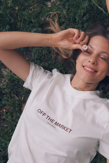 T-shirt damski śmietankowy z nadrukiem "Off The Market" - She Is Sunday