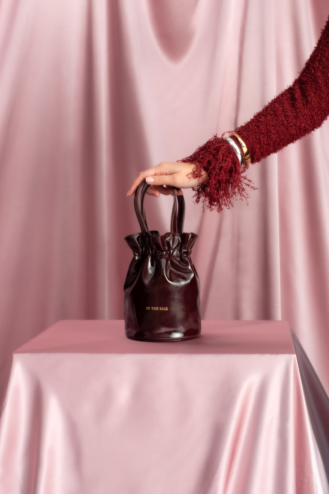 Torebka damska bordowa z błyszczącej skóry Bucket Cherry Glossy - The Mar